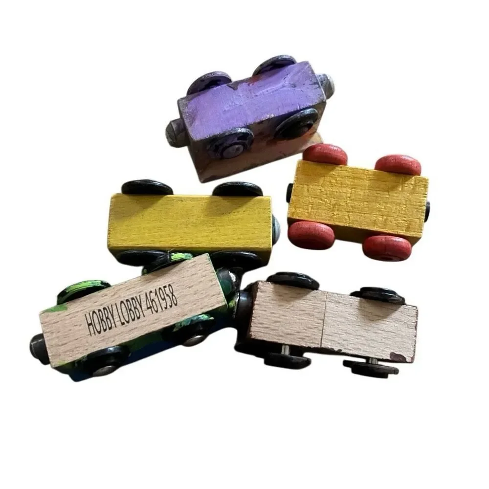 Lot of 5 Wooden Magnetic Train Cars *Read*